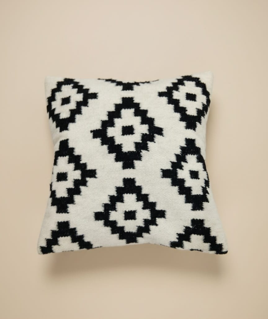 Funda de almohada geométrica blanca y negra hecha a mano de 20 x 20 | Mezcla de lana y algodón de primera calidad | Decoración artesanal india para el hogar 
