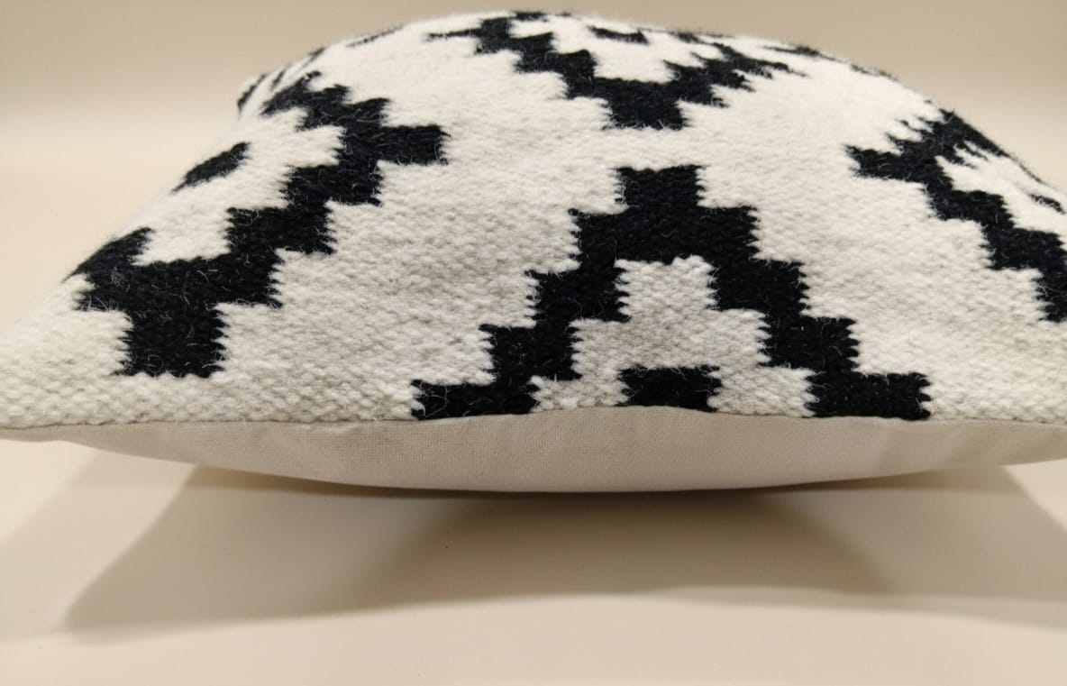 Funda de almohada geométrica blanca y negra hecha a mano de 20 x 20 | Mezcla de lana y algodón de primera calidad | Decoración artesanal india para el hogar 