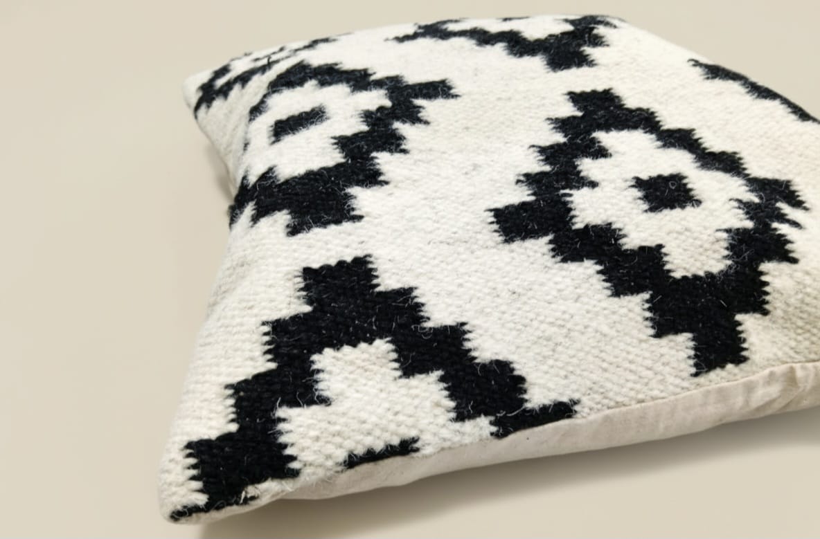Funda de almohada geométrica blanca y negra hecha a mano de 20 x 20 | Mezcla de lana y algodón de primera calidad | Decoración artesanal india para el hogar 