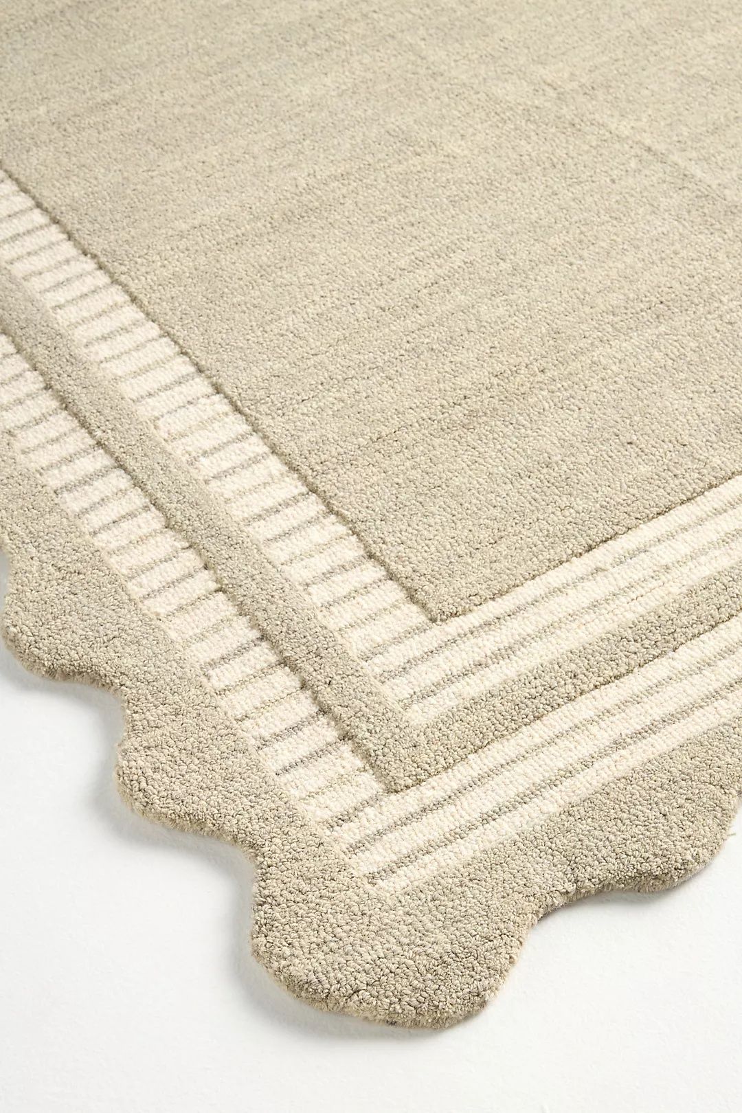 Elegants Hand Tufted Woollen Scalloped Scottie - Hand Tufted Wool Rug